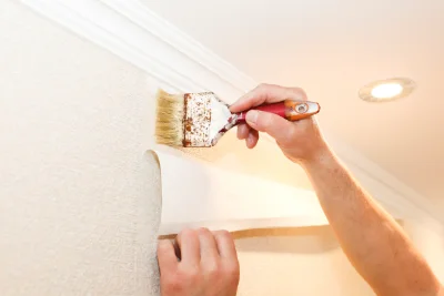 Pose de papier peint à Prémian — revêtements muraux et toiles de verre